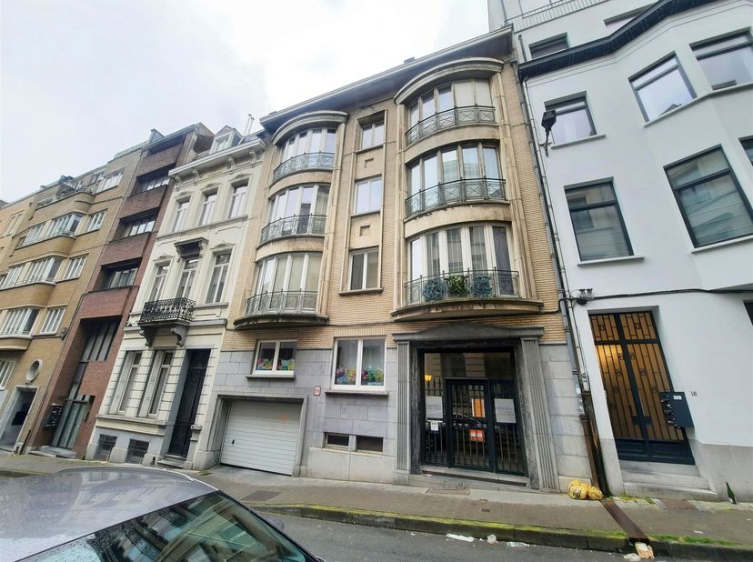 Quartier Louise Toison d&#039;or- proximité Metro Porte de namur, bel espace bureau meublé lumineux situé au rez-de-chaussée de 300 m²(superficie totale),