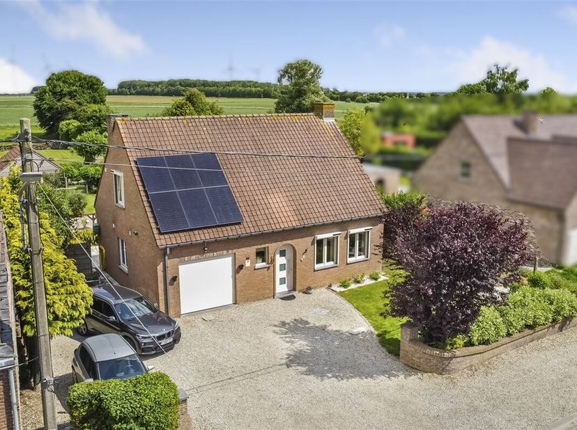 Superbe maison 3 chambres avec garage sur plus de 43 ares - &lt;br /&gt;
Rez : Accueillant hall d&#039;entrée, grand et lumineux séjour, très agréable véranda do