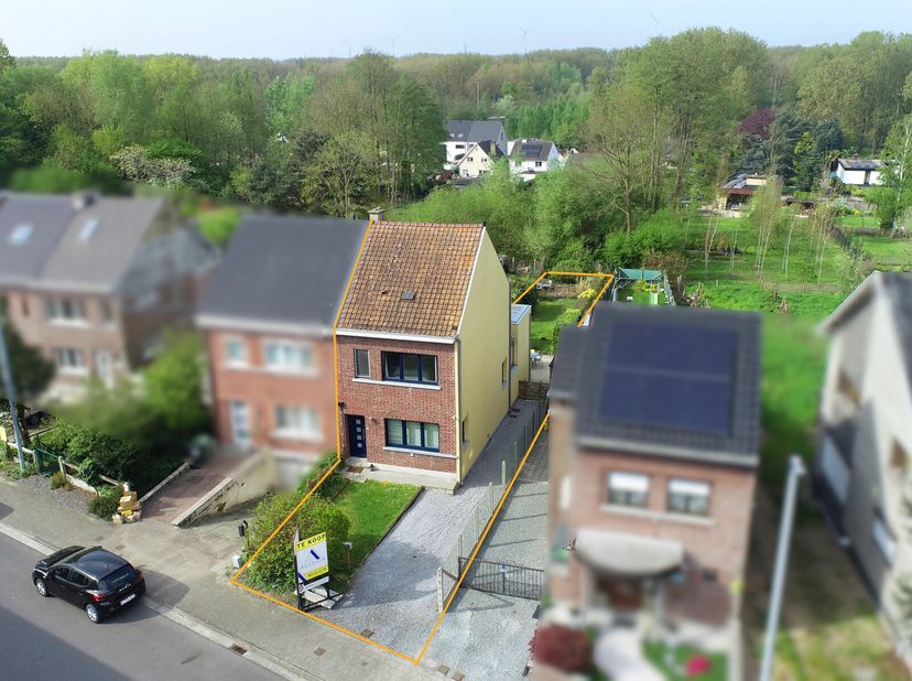 *** Jour de visite 1/05 entre 10h et 13h *** Sur rendez-vous *** 3-façades très calme à Erembodegem à proximité des transports en commun, des magasins