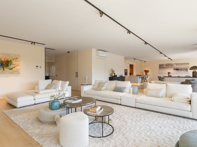 Knokke: uitzonderlijk ruim (302 m²) luxeappartement te koop in residentie La Rive op een toplocatie nabij het Albertstrand en het casino.Dit prestigie
