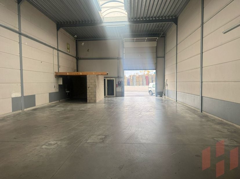 - Magazijn van 200m² te huur&lt;br /&gt;
- Geschikt voor diverse doeleinden, maar geen auto gerelateerde bedrijven.&lt;br /&gt;
- Aansluiting voor toilet + afvoer