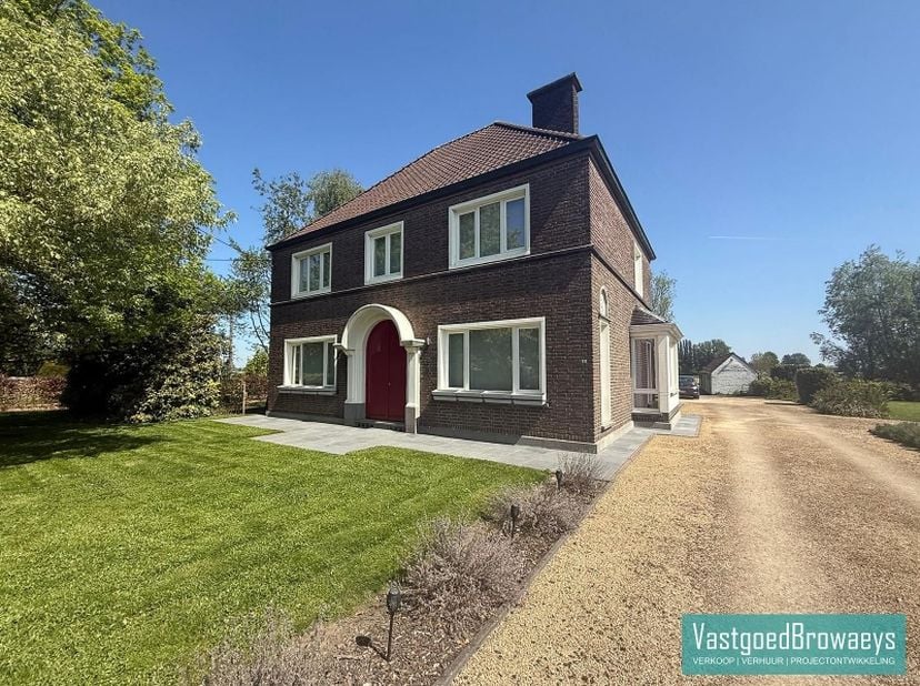 Deze instapklare woning ligt in een rustige, groene omgeving vlak bij de N60 richting Ronse en Gent. Recent gerenoveerd met duurzame materialen.&lt;br /&gt;