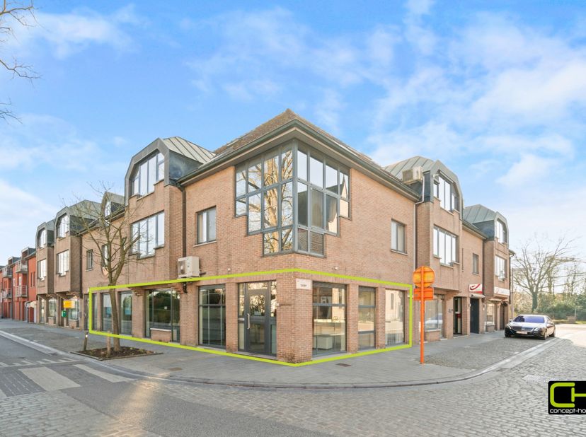 Bent u op zoek naar een veelzijdige kantoor- of handelsruimte op een toplocatie? Dan is dit pand op het dorp van Lovendegem precies wat u nodig heeft!
