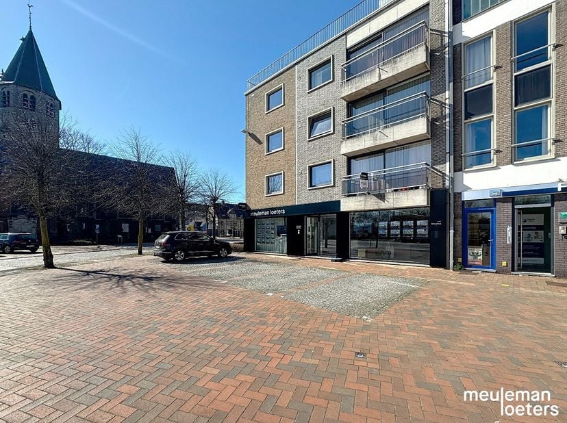 Tof appartement gelegen in residentie &quot;Ter Linde&quot;, met  een prachtig zicht op de kerk van Oostkamp.&lt;br /&gt;
Het appartement is gelegen op de eerste verd
