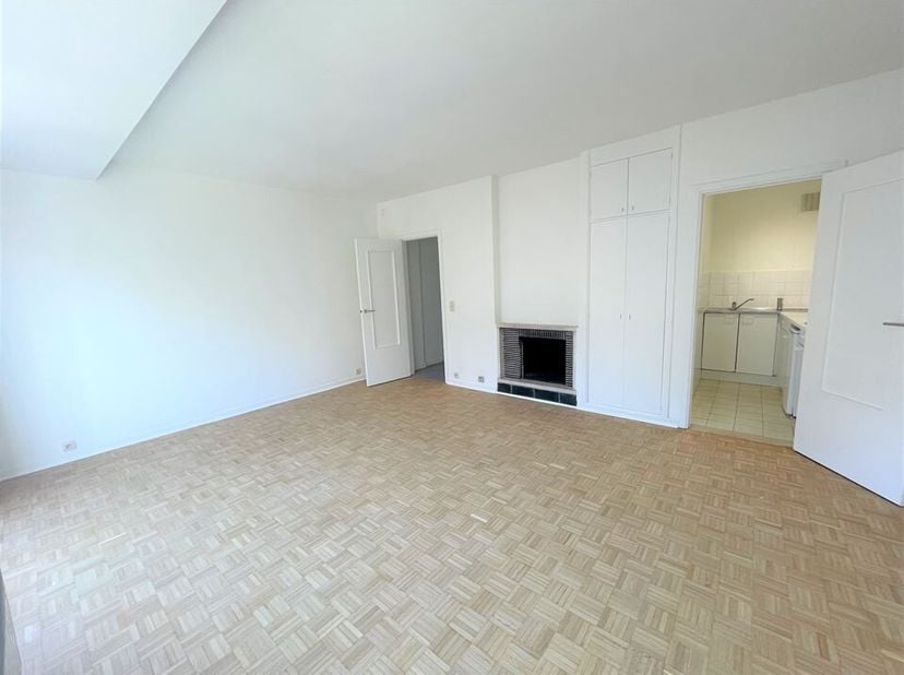 ETTERBEEK: A proximité des transports et des commerces, au deuxième étage, beau studio de ± 40m². Il se compose comme suit : un hall d&#039;entrée avec pla