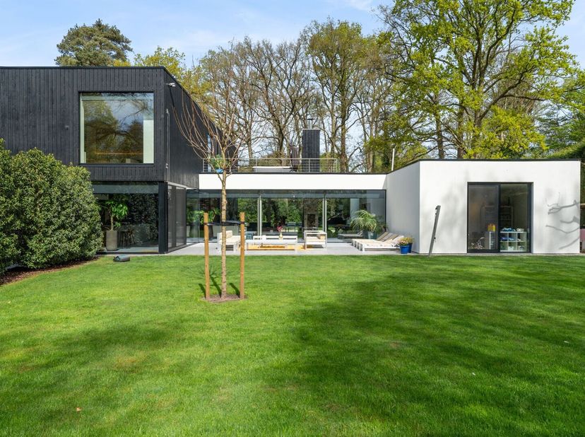 Cette propriété exceptionnelle, située sur un magnifique terrain de 3 434 m² dans le quartier résidentiel de Schotenhof, allie une architecture raffin