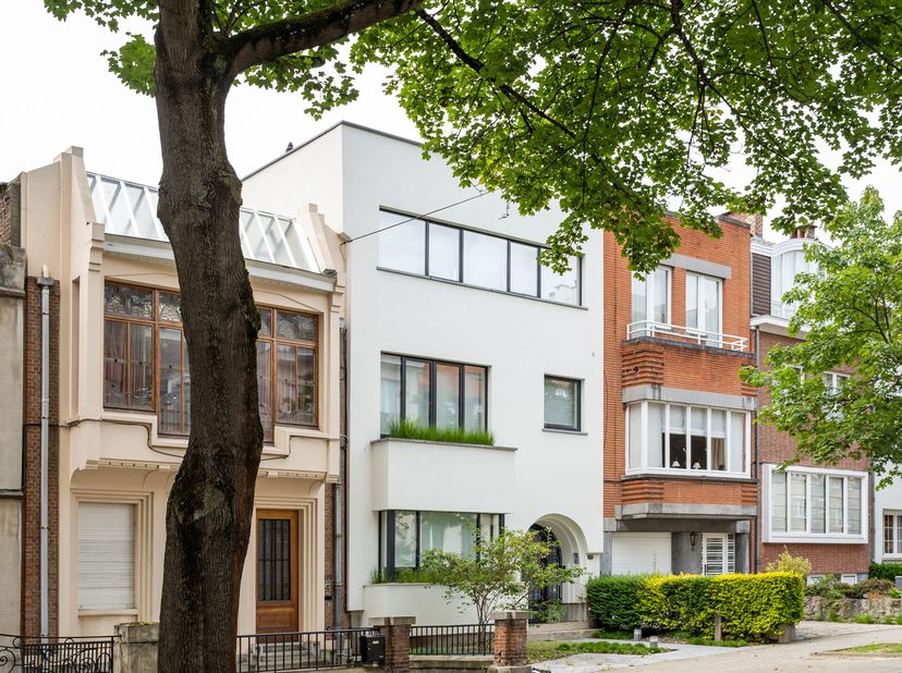 Idéalement située proche de l&#039;avenue Brugmann et de toute commodité, surprenante maison de ville d&#039;une superficie de ± 388 m² sur un terrain de ± 2 ar