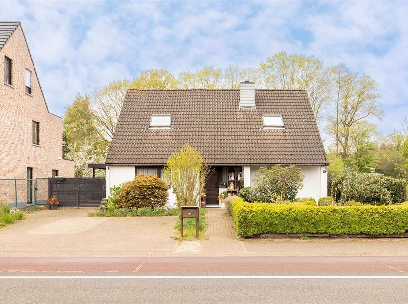Ruime 3slpk.-woning op mooi perceel van 5a48ca&lt;br /&gt;
Ligging: Gelegen op een goede locatie met zicht op groene achterliggende omgeving, aan het centru