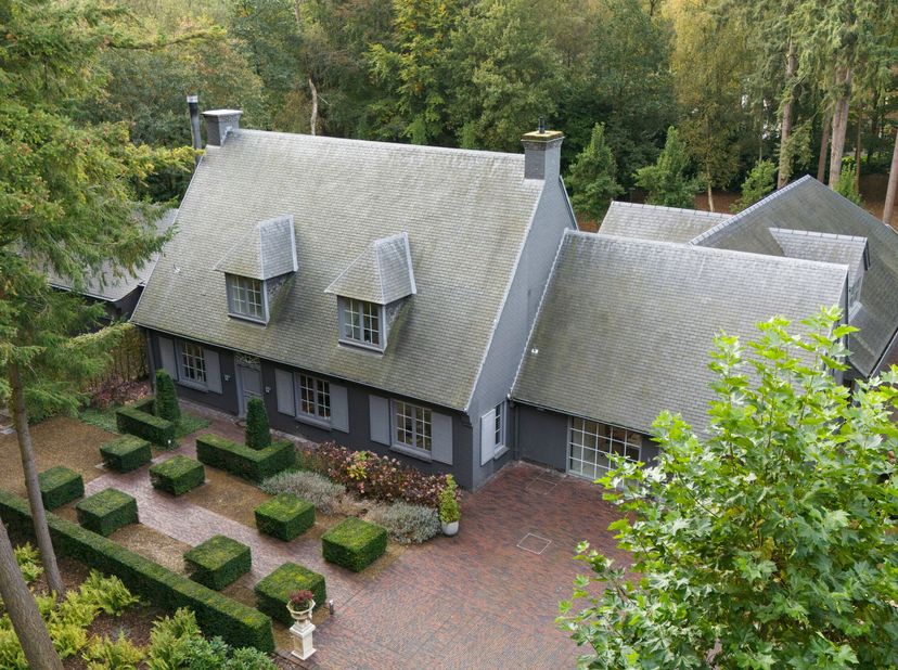 Bent u op zoek naar een luxueuze, energiezuinige woning omringd door rust en natuur?&lt;br /&gt;
Deze unieke villa, gelegen in het prestigieuze Tillegembos