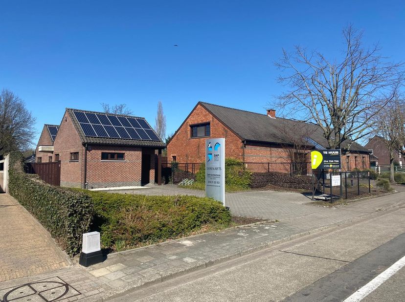 Deze handels/praktijkruimte is gelegen in Mol - Achterbos. Met een goede bereikbaarheid, goede zichtbaarheid en een vlotte verbinding naar de omliggen