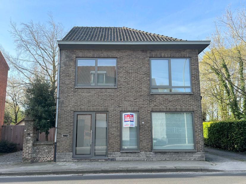 Langs de Diksmuidseweg, op wandelafstand van het bruisende centrum van Ieper, vindt u deze lichtrijke woning. Met een ruime indeling, een zonnige tuin