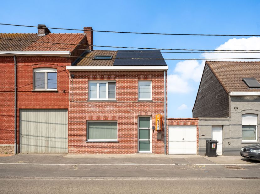 Deze afgewerkte woning op ruim perceel wordt u te koop aangeboden met garage en ruim aangelegde tuin.&lt;br /&gt;
We komen binnen langs de ruime hal met aan