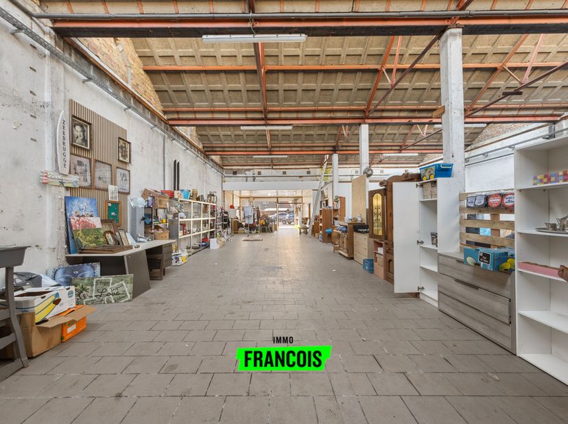 Op een uitstekende locatie aan de Astridlaan 121 te Assebroek bevindt zich deze veelzijdige loods van maar liefst 440 m², ideaal voor professioneel ge