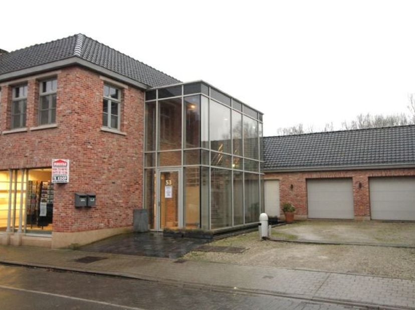 Voor wie werk en wonen wil combineren vindt hier een prachtig handelspand met woonst, tuin en parking op een zeer gunstige locatie te Moorsele, omvatt