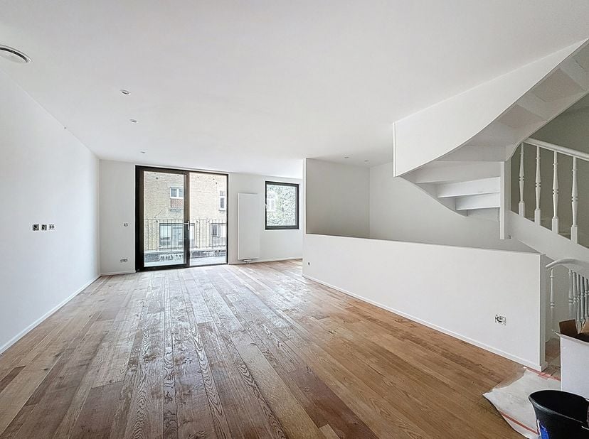 Quartier Chatelain: idéalement situé, dans une petite copropriété, venez découvrir ce duplex entièrement rénové aux normes actuels et vous offrant 3 c