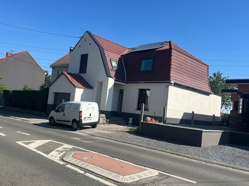 Maison trois façades construite entre 1950 et 1960 entièrement rénovée et équipée en autosuffisance (panneaux solaires, pompe à chaleur, plancher rdc