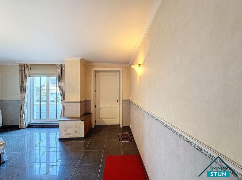 Deze alleenstaande woning is gunstig gelegen met een vlotte verbinding naar de E403, het openbaar vervoer en diverse winkels.&lt;br /&gt;
De inkomhal biedt