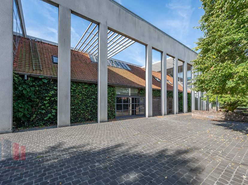Uitzonderlijk kantoorgebouw met een uitgesproken architectuur op een toplocatie te koop. Het gebouw heeft een oppervlakte van 1.550 m² en is gelegen o