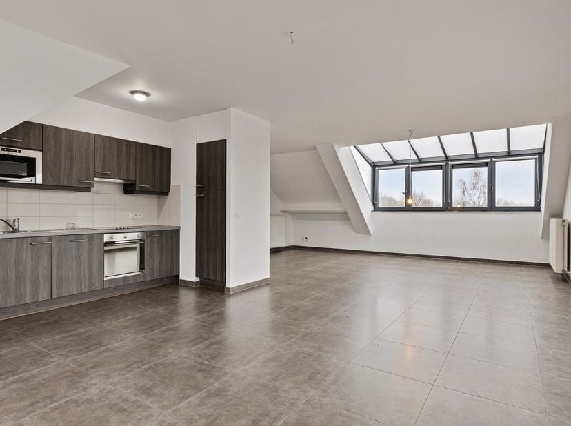 Spacieux appartement de trois chambres avec garage situé au Heikant 16 à Sint-Amands. L&#039;appartement, situé au deuxième étage avec ascenseur et d&#039;une s