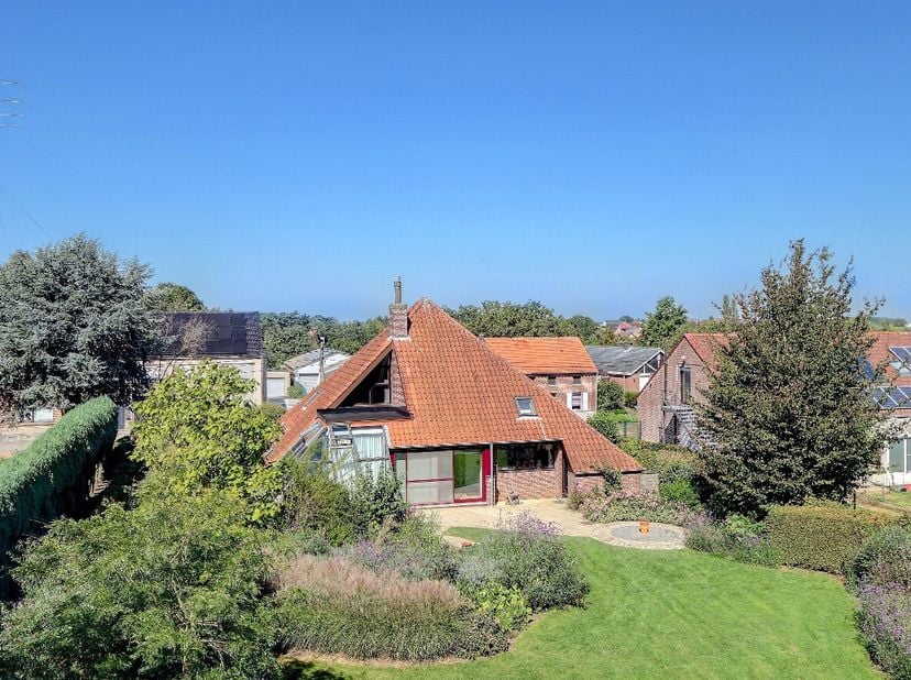 Landelijk gelegen 4 slaapkamer woning op een mooi terrein van 32a 08ca, mooi ingerichte zuidgerichte tuin. Op enkele minuten van het Gouden kruispunt