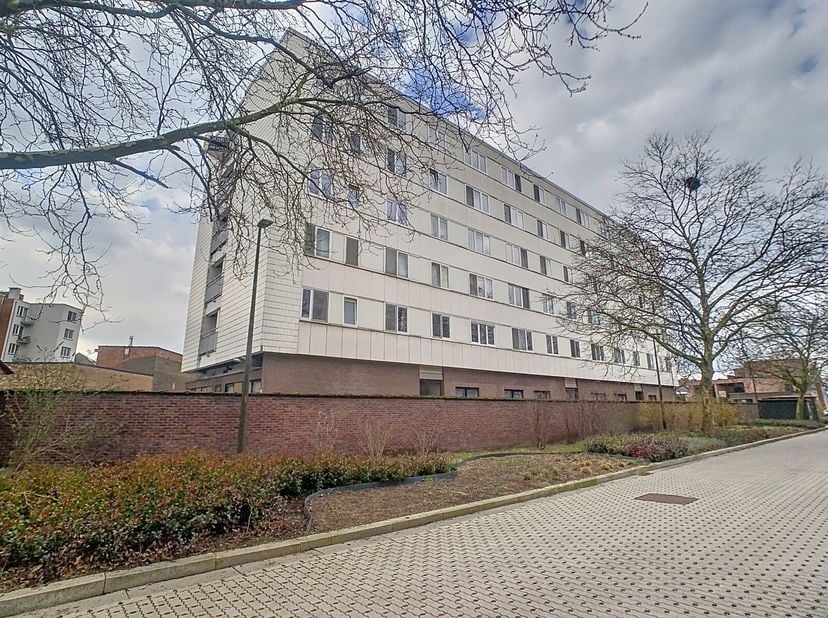 Gezellig en lichtrijk appartement met prachtig uitzicht op de Sint-Romboutstoren.&lt;br /&gt;
Dit lichtrijke appartement op de bovenste verdieping combineer