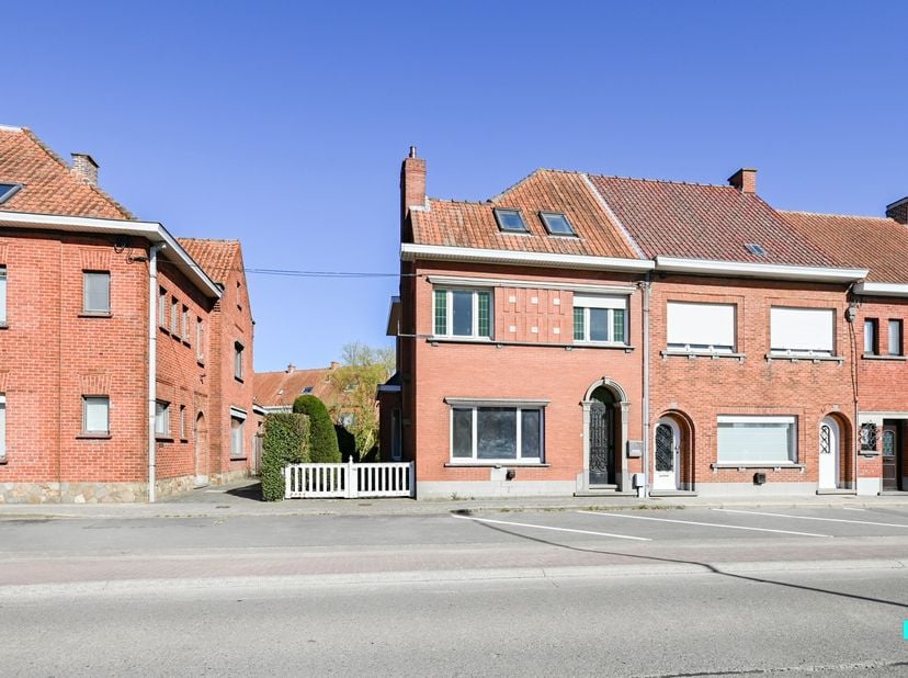 Deze te renoveren halfopen bebouwing met zes slaapkamers is gelegen op een oostgericht perceel van 423 m². Bovendien is er ook een ruime garage/opberg