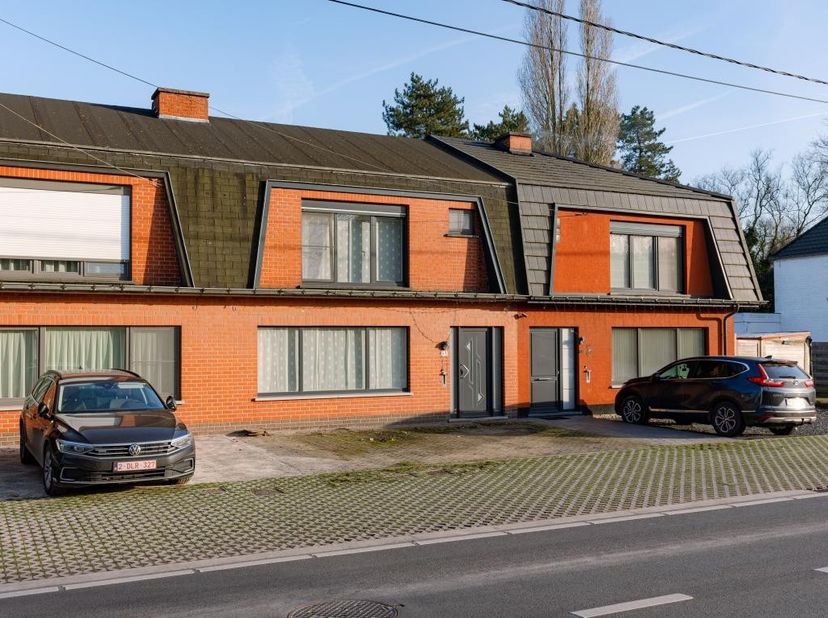 Deze woning is gelegen in een bosrijke en rustige buurt, op een steenworp van de bekende Lembekse bossen. Bij het binnenkomen wordt u verwelkomd in ee