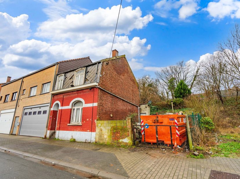 À vendre : maison à rénover à Clabecq avec un énorme potentiel. Cette propriété offre une surface habitable de 123 m² sur un terrain de 160 m², avec d