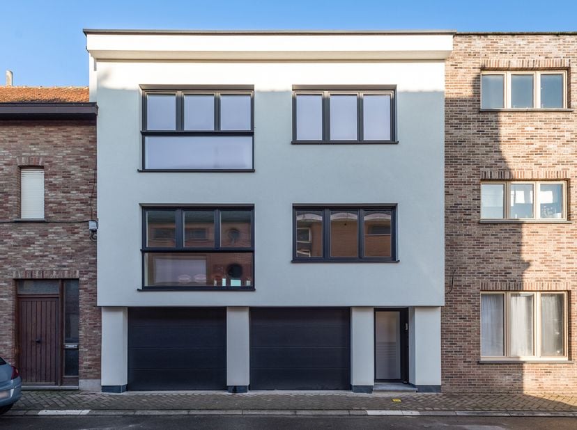 Ontdek dit volledig gerenoveerde en instapklare gebouw met twee stijlvolle appartementen, ideaal voor wie op zoek is naar een rendabele investering. G
