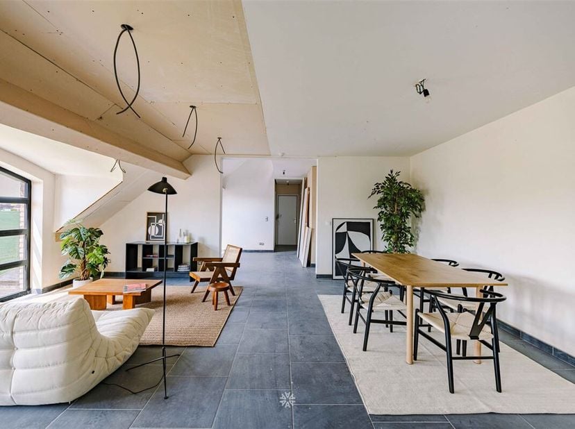 SAINT-SAUVEUR - Vous êtes à la recherche d&#039;un appartement très spacieux à terminer? &lt;br /&gt;
Cette opportunité est peut-être pour vous ! &lt;br /&gt;
Les cara