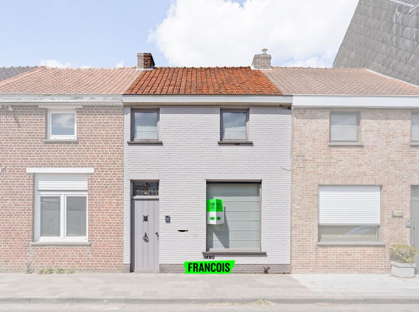 In Poperinge, gelegen net binnen de ring van het stadscentrum bevindt zich deze charmante te renoveren woonst. De totale oppervlakte bedraagt: 184m².&lt;