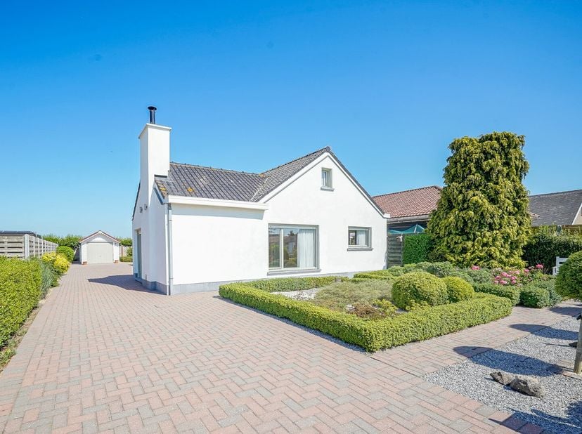 Op een perceel van 749 m², tussen Westkerke en Gistel, vindt u deze ruime bungalow met tal van mogelijkheden. De woning werd opgetrokken in 1976 maar