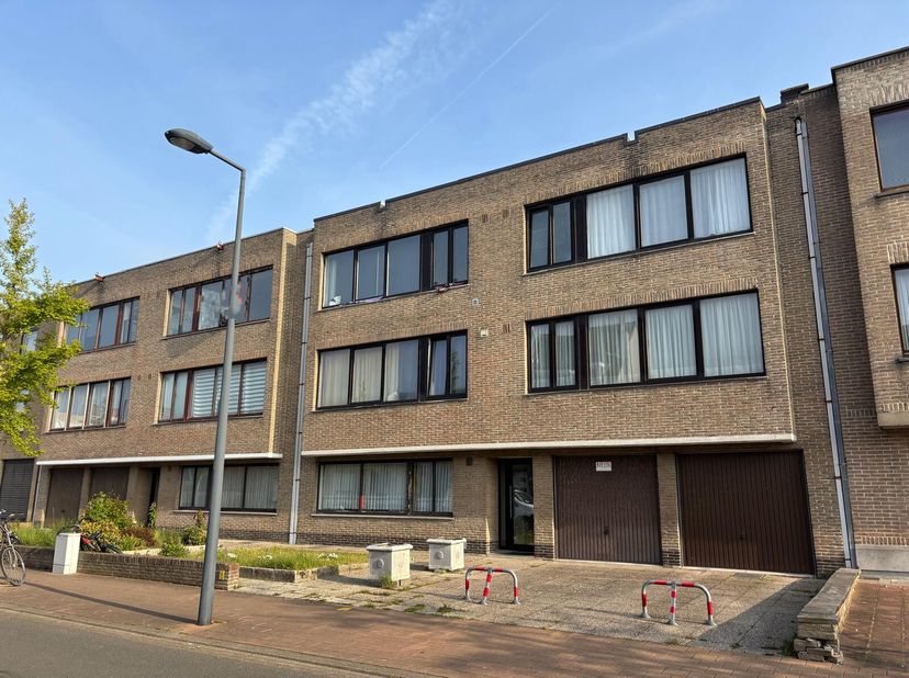 Immeuble d&#039;investissement à vendre BJ 1978 composé de 5 appartements et de 2 garages intérieurs + 2 emplacements.&lt;br /&gt;
Au rez-de-chaussée, il y a un