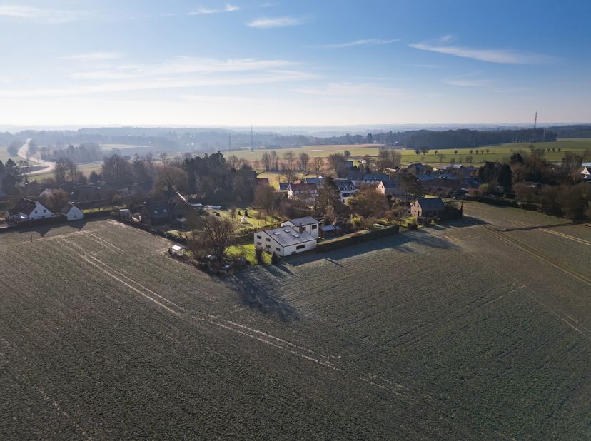 CEROUX, dans un environnement bucolique, spacieuse VILLA (5 à 6ch/2sdb) avec piscine, sur une parcelle de 25 ares en terrain de fond! Adossée à une va
