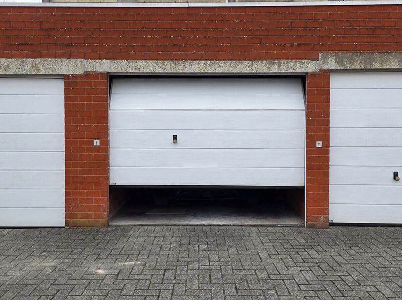 Welkom in de Stationsstraat 113. GARAGEBOX INCLUSIEF - zeer groot terras 64 m2&lt;br /&gt;
Zoekt u een heel ruim appartement (119 m2) in het centrum van Aal