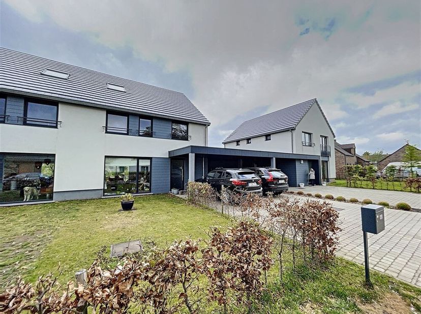 Visites à planifier sur https://www.immodewaele.be/fr/a-louer/80763/maison-a-braine-le-ch%C3%82teau&lt;br /&gt;
Agréable maison 3 façades construite en 2014