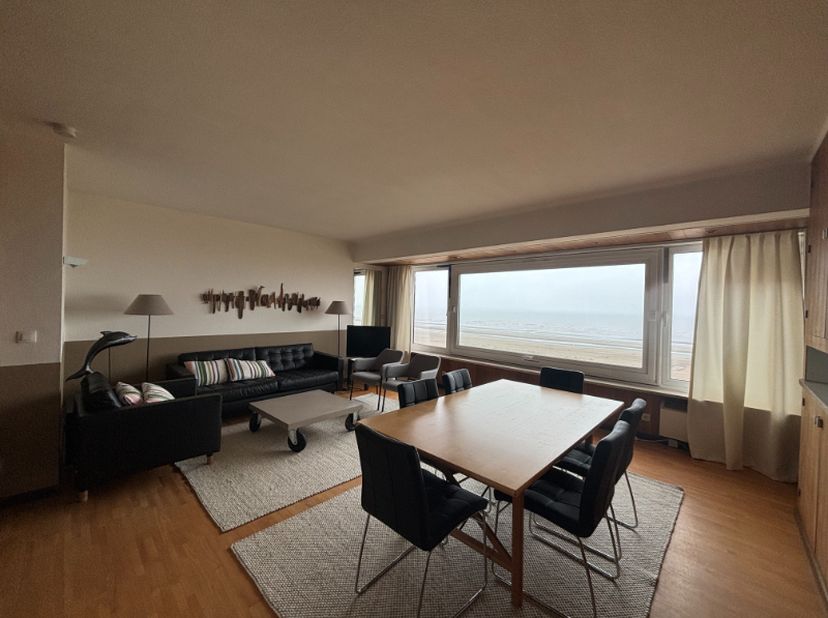 Dit appartement met 3 slaapkamers is gesitueerd op de zeedijk van Oostduinkerke, op de zevende verdieping van de residentie Clapotis. &lt;br /&gt;
De indeli
