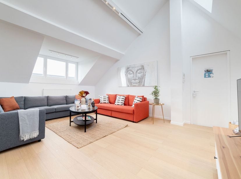IXELLES, à proximité de toutes les facilités, situé dans un immeuble de caractère de 1920, lumineux APPARTEMENT d&#039;angle de style LOFT rénové (4Ch/4Sdb