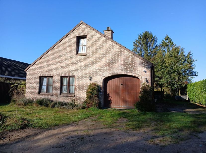 Gunstig gelegen laagbouwwoning met bewoonbare zolder op een perceel van ca 911 m² &lt;br /&gt;
Indeling:&lt;br /&gt;
Inkomhal met gastentoilet, leefruimte met aan