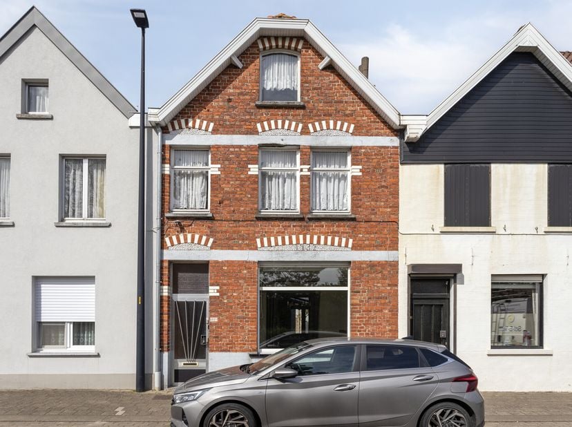 Le long de la Stationsplein à Maldegem, cette maison à vendre est située sur un terrain de 150m2 avec 2 chambres (possibilité d&#039;une chambre supplément