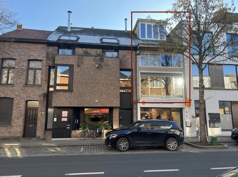 Centraal gelegen duplexappartement met 2 slaapkamers in een kleinschalig gebouw.&lt;br /&gt;
Indeling 1V: inkomhal; lichtrijke woonkamer door groot raam (sc