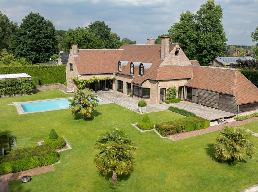 In de residentiële wijk Sterrebos vinden we deze uitzonderlijke villa, een creatie tot stand gekomen met medewerking van gerenommeerde architecten Bar