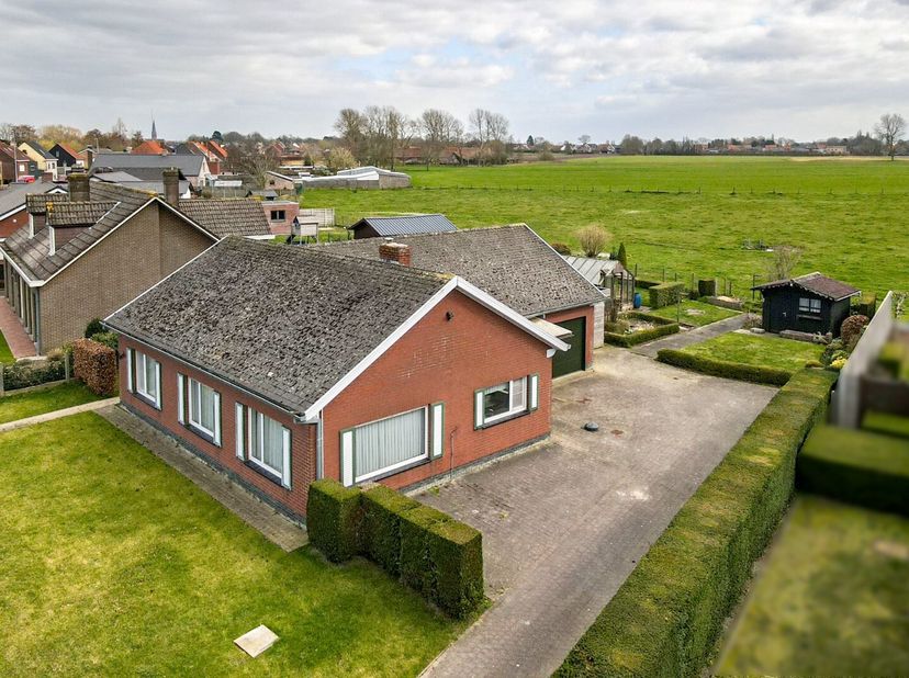 Met een prachtig verzicht op de uitgestrekte velden is deze ruime en alleenstaande bungalow met een mooi perceel van 867 m² te Koekelare gelegen. De w