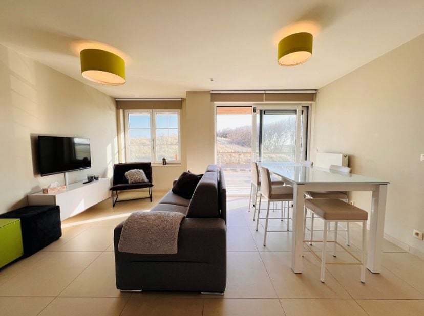 Modern en zeer lichtrijk appartement met ruim terras van 6 m² van waar u kan genieten van het prachtige zicht en van de ochtendzon! Dit appartement on