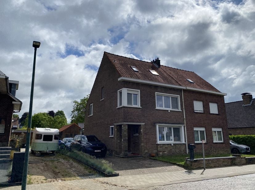 Maison 3 façades spacieuse, idéalement située dans un quartier résidentiel, à proximité du centre de Sterrebeek.&lt;br /&gt;
Rez-de-chaussée : Hall dentrée,