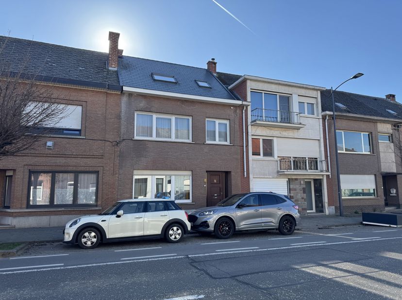 Deze uiterst centraal gelegen en ruime gezinswoning bevindt zich in de dorpskern van Herent, op een boogscheut van Leuven en vlakbij alle belangrijke
