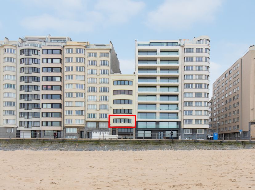 Prachtig appartement met frontaal zicht op zee, gelegen op de eerste verdieping in de goed onderhouden residentie Gavina te Oostende. &lt;br /&gt;
Indeling: