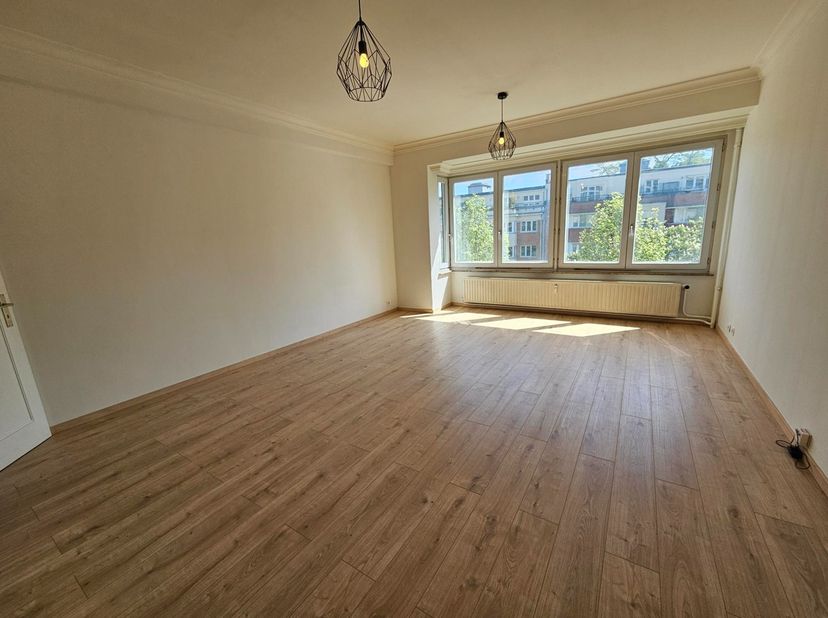Situé sur une très belle avenue, non loin du Bois de la Cambre et de la Bascule, très beau studio rénové, comprenant un hall d&#039;entrée, une cuisine ent
