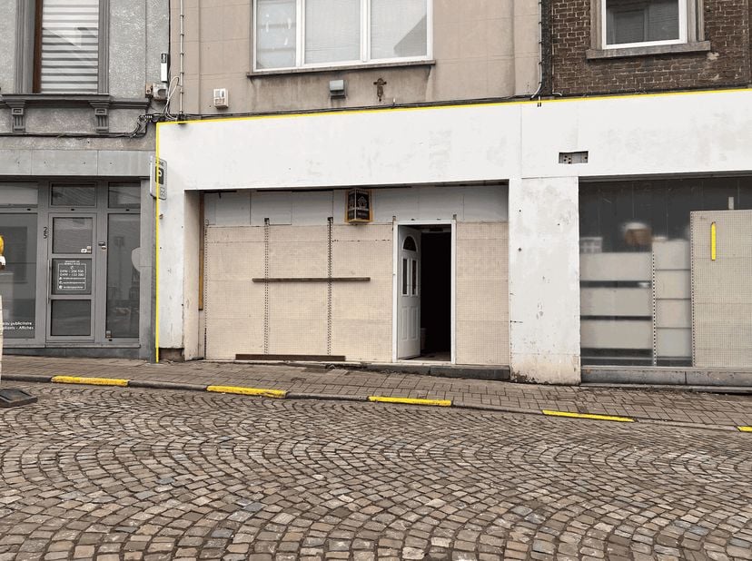 Crownimmo a le plaisir de vous présenter un rez commercial de 500m2 proche de toutes commodités et des grands axes au coeur des rues commerçantes de M