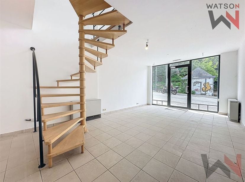 Watson Immobilier vous propose cet espace commercial idéalement situé en plein centre de Wavre, proche de toutes les facilités et des transports en co